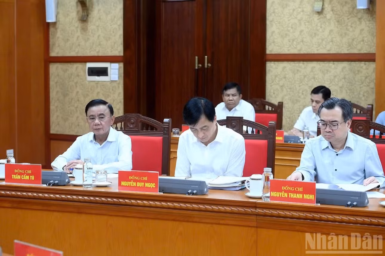Thường trực Ban Bí thư Trần Cẩm Tú, các đồng chí lãnh đạo và các đại biểu tham dự cuộc làm việc. (Ảnh: ĐĂNG KHOA)