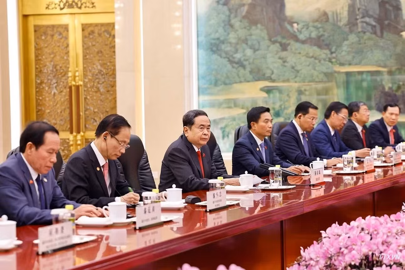 Chủ tịch Quốc hội Trần Thanh Mẫn và thành viên Đoàn Việt Nam tại cuộc hội kiến Thủ tướng Trung Quốc Lý Cường. (Ảnh: TTXVN)
