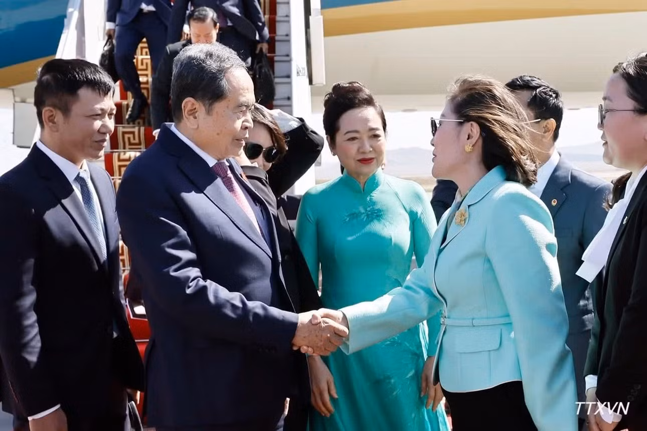Bà J. Bayarmaa, Chủ tịch Nhóm Nghị sĩ hữu nghị Mông Cổ-Việt Nam đón Chủ tịch Quốc hội Trần Thanh Mẫn và Phu nhân tại sân bay Chinggis Khan, thủ đô Ulan Bator. (Ảnh: TTXVN)