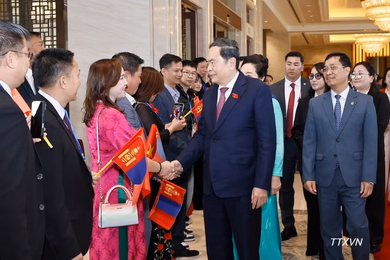 Cộng đồng người Việt Nam tại Mông Cổ đón Chủ tịch Quốc hội Trần Thanh Mẫn và Phu nhân tại khách sạn. (Ảnh: Doãn Tấn/TTXVN)