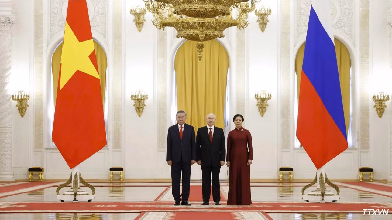 Tổng thống Liên bang Nga Vladimir Putin đón Tổng Bí thư, Chủ tịch nước Tô Lâm và Phu nhân. (Ảnh: Thống Nhất/TTXVN)