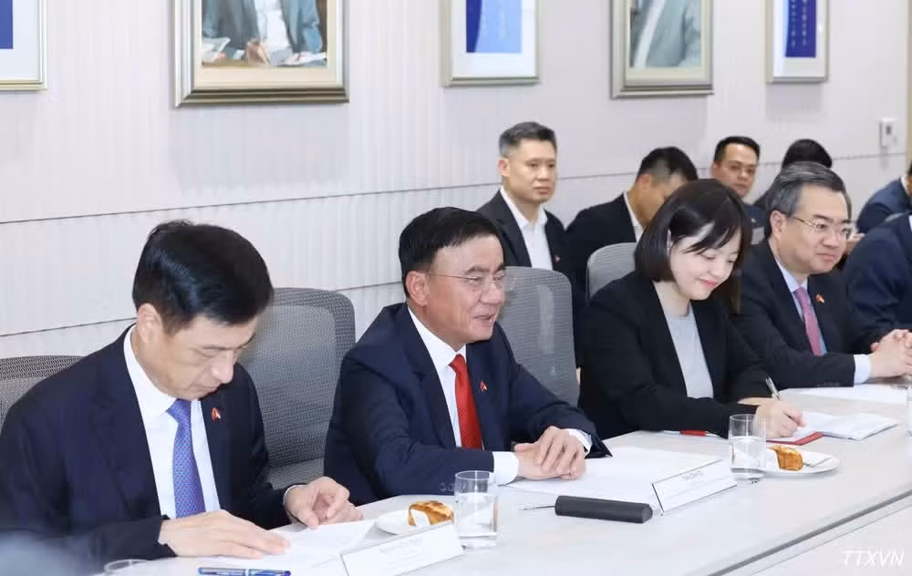 Thường trực Ban Bí thư Trần Cẩm Tú phát biểu tại cuộc hội kiến Chủ tịch Đảng Hành động Nhân dân Singapore Desmond Lee. (Ảnh: TTXVN)