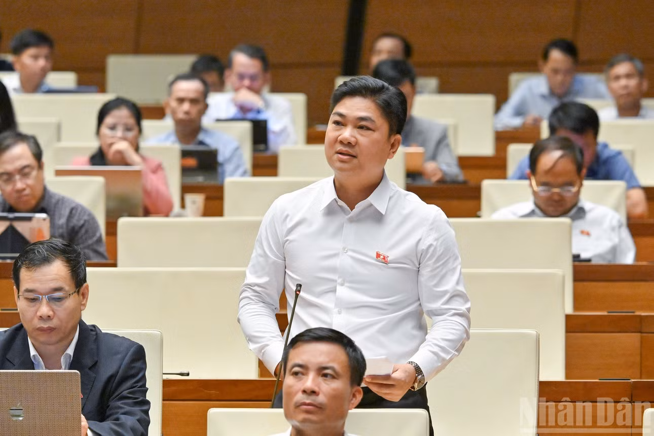 Đại biểu Dương Đức Hải (Đoàn thành phố Hà Nội) phát biểu tại hội trường. (Ảnh: THỦY NGUYÊN)
