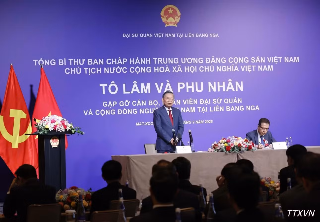 Tổng Bí thư, Chủ tịch nước Tô Lâm nói chuyện thân mật với cán bộ, nhân viên Đại sứ quán và đại diện cộng đồng người Việt Nam tại Nga. (Ảnh: Thống Nhất/TTXVN)