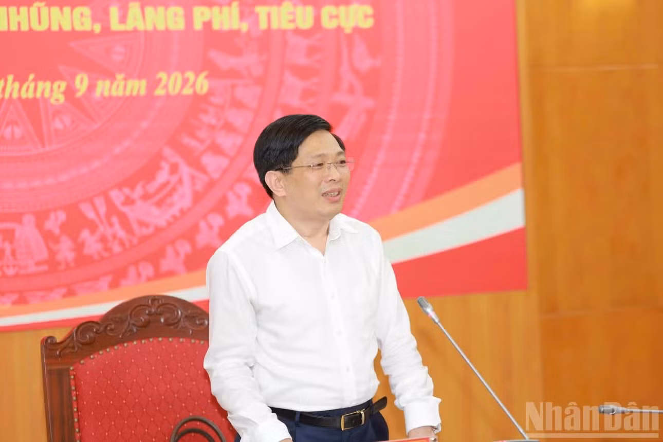 Đồng chí Đặng Văn Dũng thông tin về kết quả cuộc họp Thường trực Ban Chỉ đạo. (Ảnh: ĐẶNG PHƯỚC)