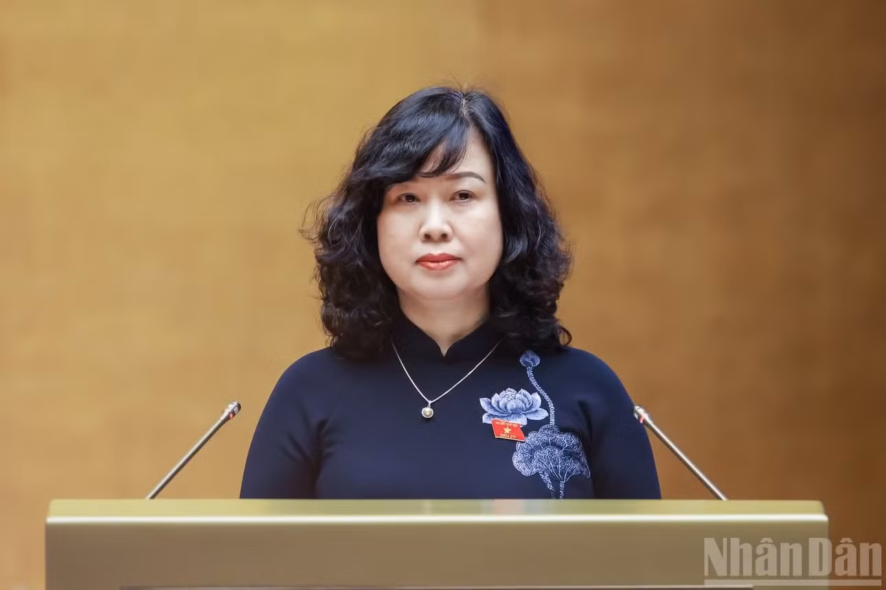Bộ trưởng Y tế Đào Hồng Lan, thừa ủy quyền của Thủ tướng Chính phủ trình bày tờ trình dự án Luật sửa đổi, bổ sung một số điều của Luật Phòng, chống tác hại của thuốc lá. (Ảnh: DUY LINH)