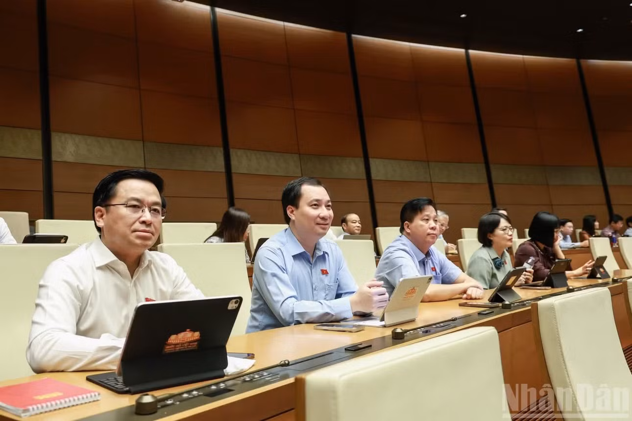 Các đại biểu Quốc hội dự phiên họp ở hội trường sáng 21/10. (Ảnh: DUY LINH)