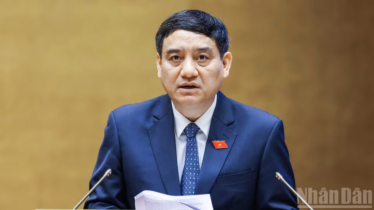 Chủ nhiệm Ủy ban Văn hóa và Xã hội Nguyễn Đắc Vinh trình bày Báo cáo thẩm tra. (Ảnh: DUY LINH)