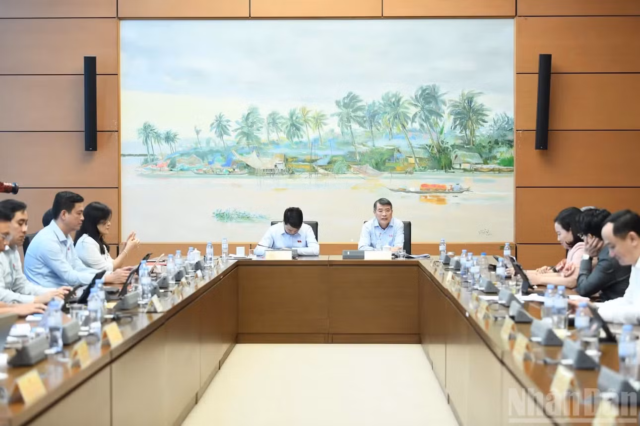 Quang cảnh phiên thảo luận tại Tổ 3. (Ảnh: DUY LINH)