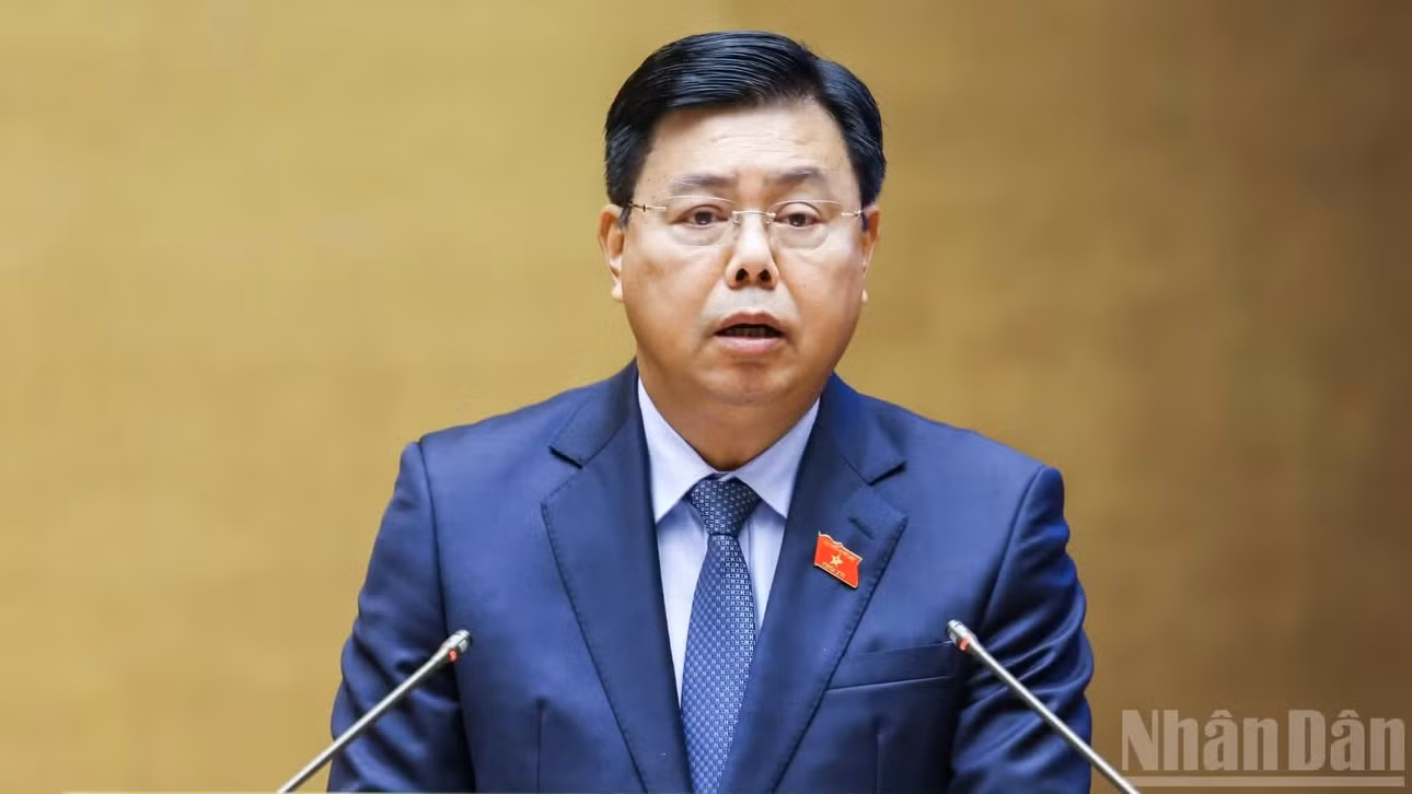 Bộ trưởng Nội vụ Nguyễn Tiến Hải trình bày Tờ trình. (Ảnh: DUY LINH)