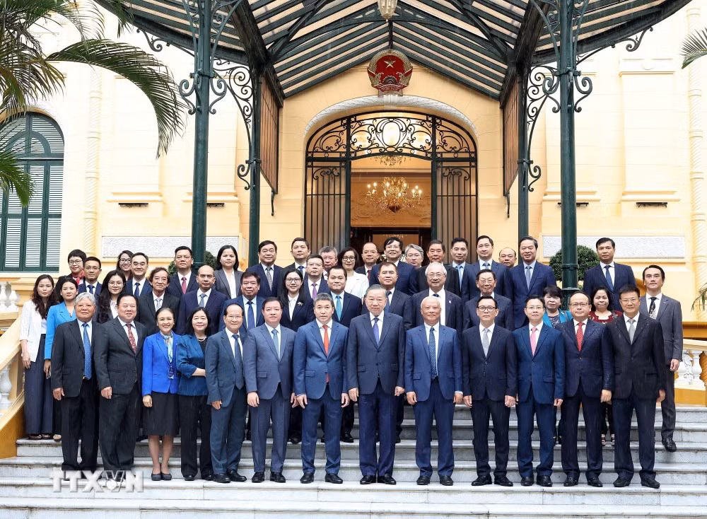 Tổng Bí thư, Chủ tịch nước Tô Lâm và đại diện Ban Chấp hành Liên hiệp các tổ chức hữu nghị Việt Nam khóa VII - Ảnh: TTXVN