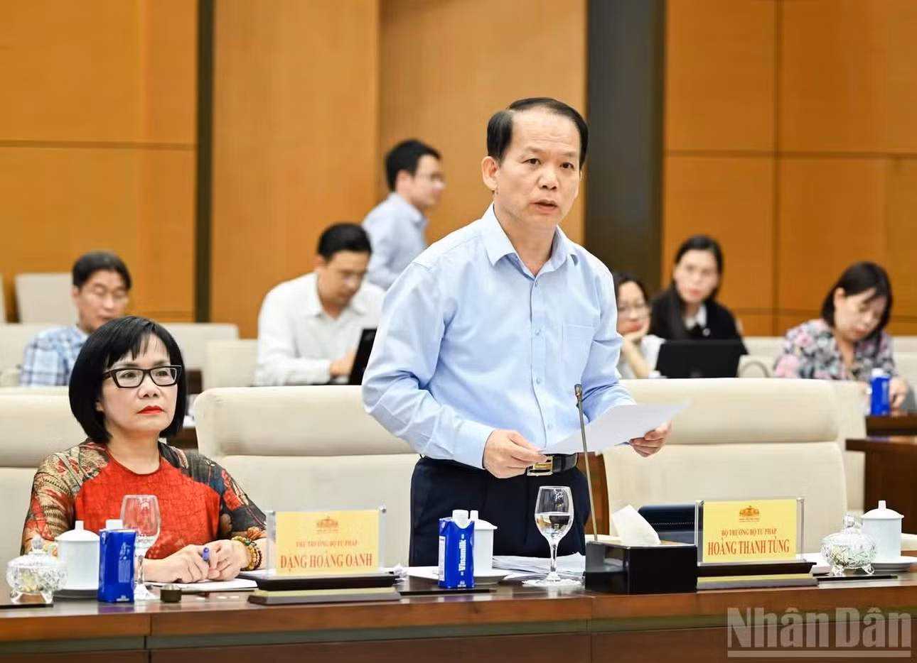 Bộ trưởng Tư pháp Hoàng Thanh Tùng trình bày tờ trình tóm tắt dự án Luật. (Ảnh: DUY LINH)