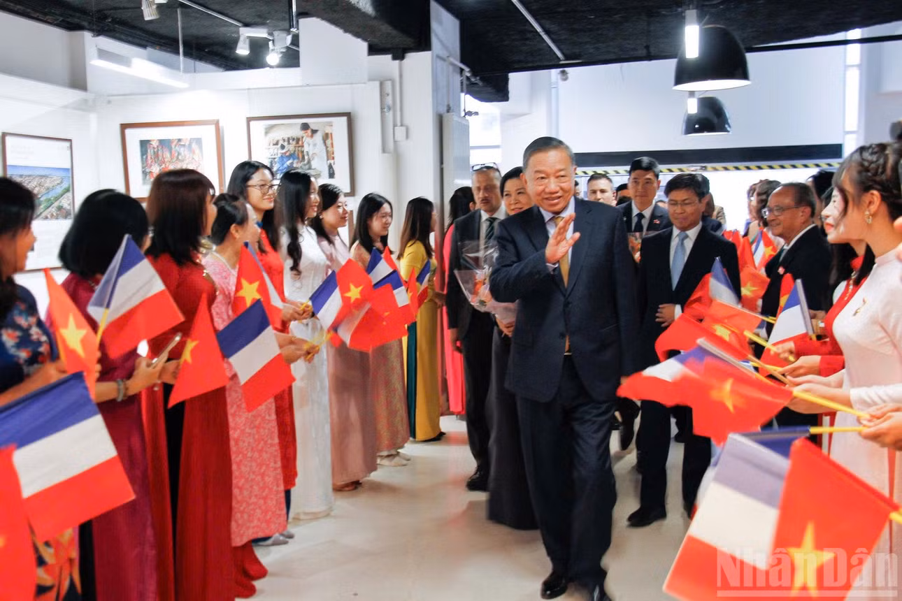 Cán bộ, nhân viên Đại sứ quán và đại diện cộng đồng người Việt Nam tại Pháp nồng nhiệt chào mừng Tổng Bí thư, Chủ tịch nước Tô Lâm và Phu nhân. (Ảnh: Trung Hưng)