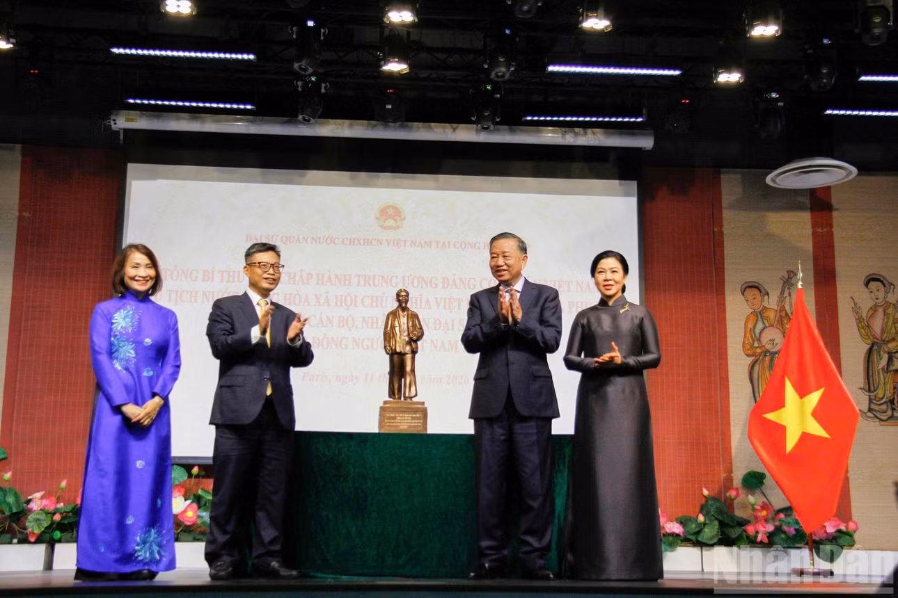 Tổng Bí thư, Chủ tịch nước Tô Lâm và Phu nhân trao tặng Đại sứ quán Việt Nam tại Pháp bức tượng Chủ tịch Hồ Chí Minh. (Ảnh: Trung Hưng)