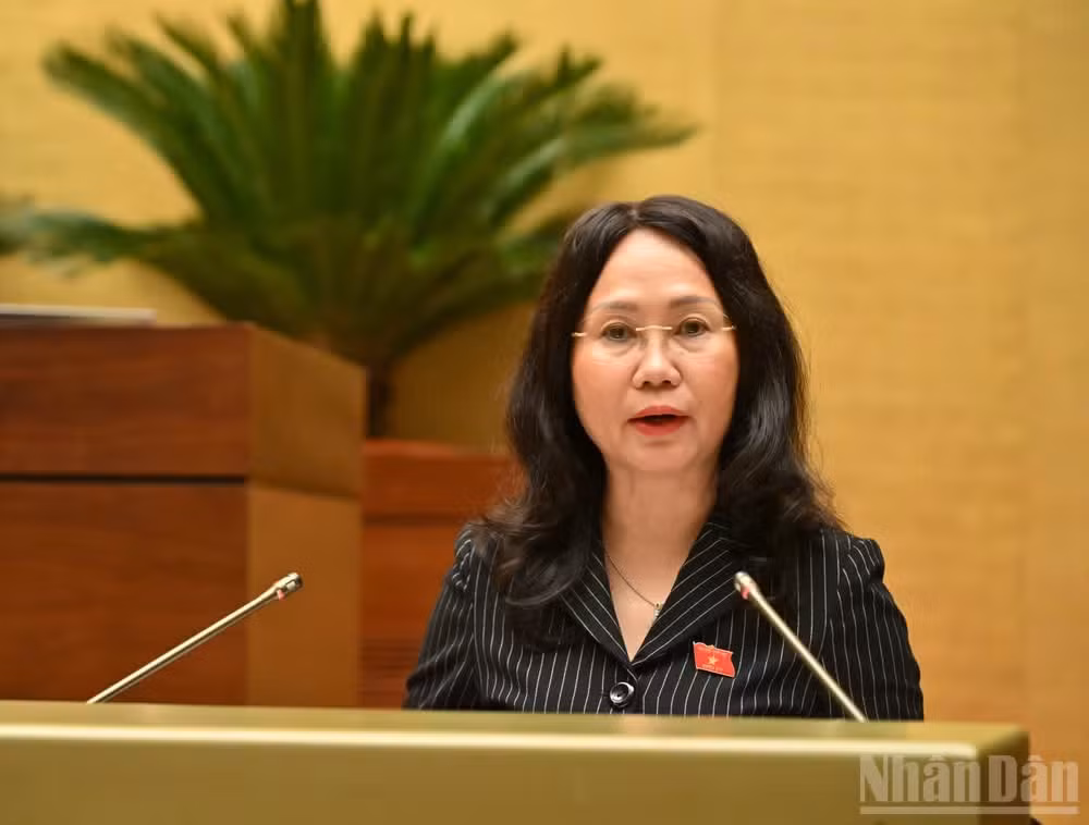 Bộ trưởng Văn hóa, Thể thao và Du lịch Lâm Thị Phương Thanh trình bày Tờ trình dự án Nghị quyết.