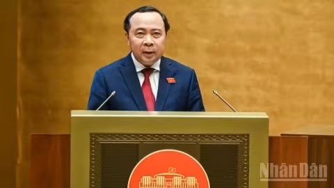 Thừa ủy quyền của Thủ tướng Chính phủ, Bộ trưởng Khoa học và Công nghệ Vũ Hải Quân trình bày Tờ trình về dự án Luật Bưu chính (sửa đổi). (Ảnh: DUY LINH)