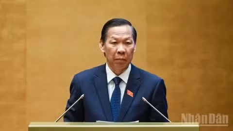 Chủ nhiệm Ủy ban Kinh tế và Tài chính của Quốc hội Phan Văn Mãi trình bày báo cáo thẩm tra. (Ảnh: DUY LINH)