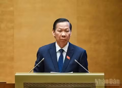 Chủ nhiệm Ủy ban Kinh tế và Tài chính Phan Văn Mãi trình bày báo cáo thẩm tra. (Ảnh: DUY LINH)