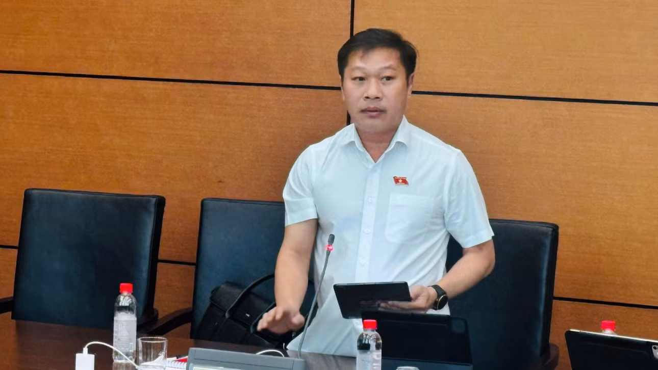 Đại biểu Nguyễn Khánh Vũ (Đoàn Quảng Trị) phát biểu tại tổ. (Ảnh: TL)