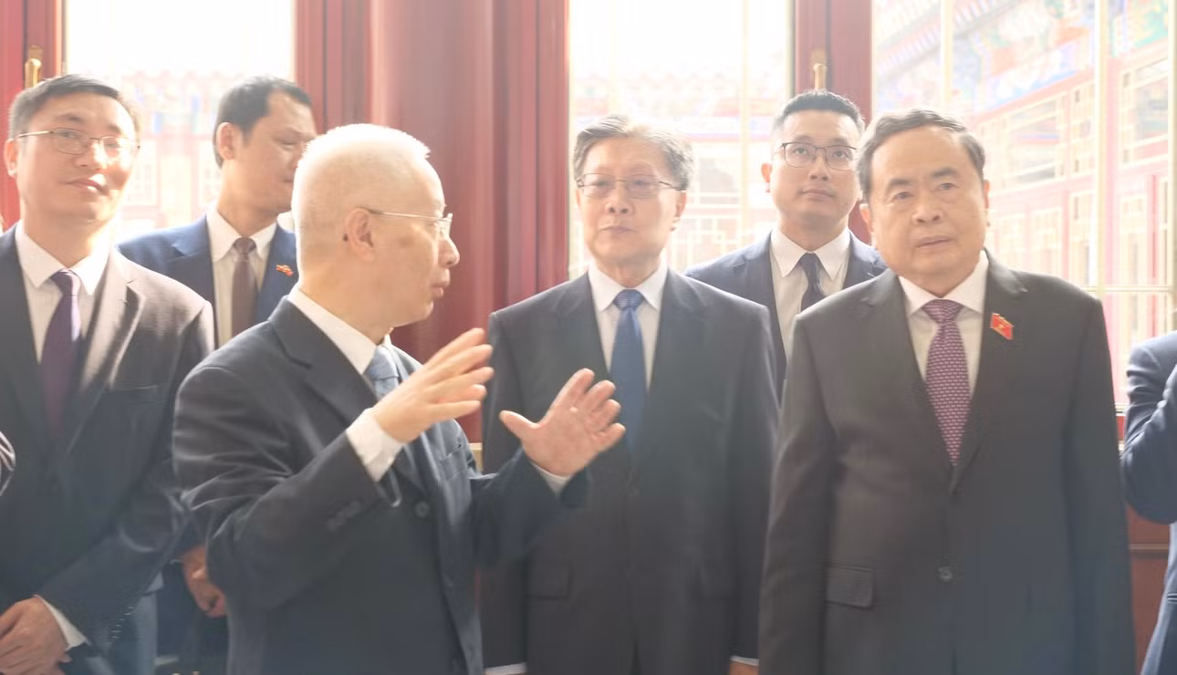 Chủ tịch Quốc hội Trần Thanh Mẫn nghe Chủ nhiệm Ủy ban Thường vụ Nhân đại quận Triều Dương giới thiệu mô hình.