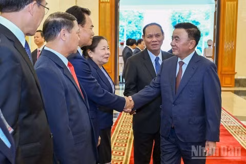 Thường trực Ban Bí thư Trần Cẩm Tú với các đại biểu tháp tùng Thường trực Ban Bí thư Trung ương Đảng Nhân dân Cách mạng Lào Vilay Lakhamphong tại lễ đón. (Ảnh: THỦY NGUYÊN)