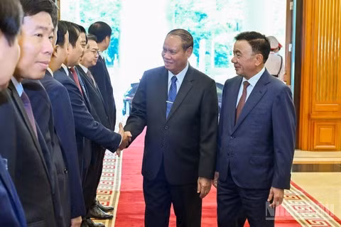 Thường trực Ban Bí thư Trung ương Đảng Nhân dân Cách mạng Lào Vilay Lakhamphong với các đại biểu Việt Nam tại lễ đón. (Ảnh: THỦY NGUYÊN)