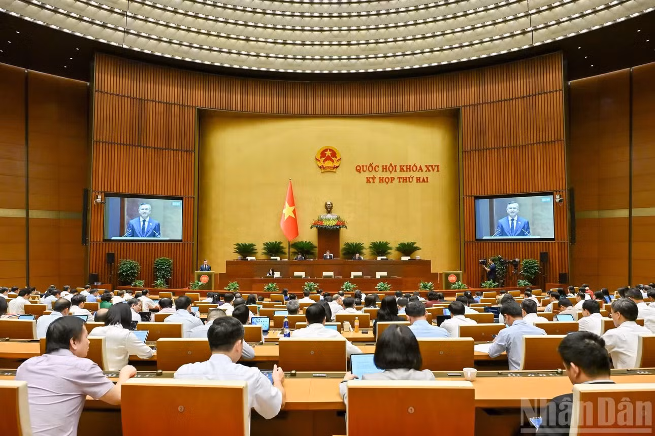 Bộ trưởng Tài chính Ngô Văn Tuấn trình bày tờ trình tóm tắt dự án Luật Đấu thầu (sửa đổi). (Ảnh: THỦY NGUYÊN)