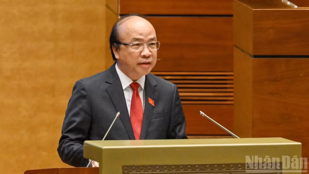 Chủ nhiệm Ủy ban Pháp luật và Tư pháp của Quốc hội Phan Chí Hiếu trình bày Báo cáo thẩm tra. (Ảnh: THỦY NGUYÊN)