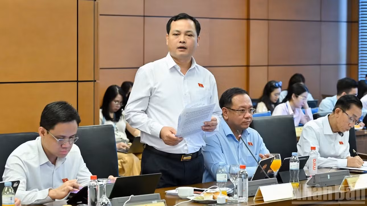 Đại biểu Quốc hội thảo luận tại tổ. (Ảnh: THỦY NGUYÊN)