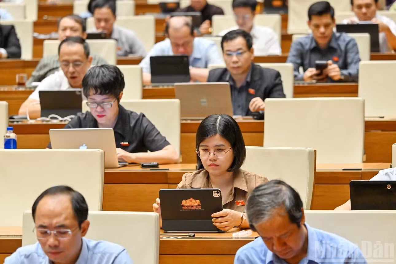 Các đại biểu dự phiên họp sáng 23/10. (Ảnh: THỦY NGUYÊN)
