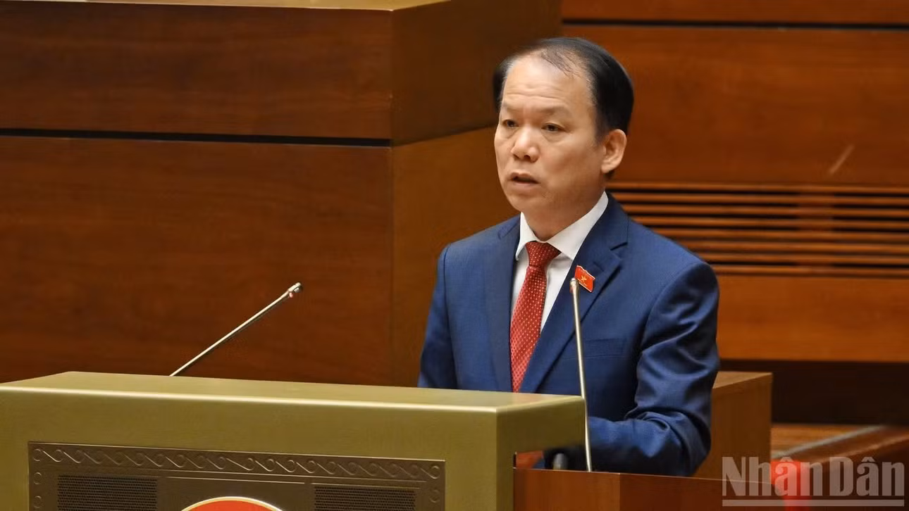 Bộ trưởng Tư pháp Hoàng Thanh Tùng trình bày Tờ trình dự án Luật Văn bản quy phạm pháp luật. (Ảnh: THỦY NGUYÊN)