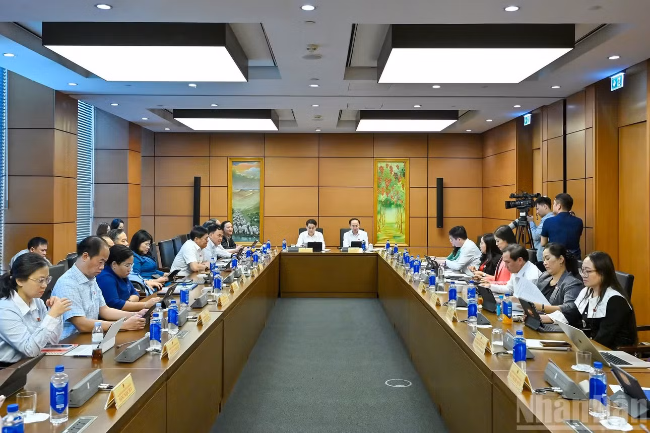 Quang cảnh một phiên thảo luận tổ sáng 23/10. (Ảnh: DUY LINH)