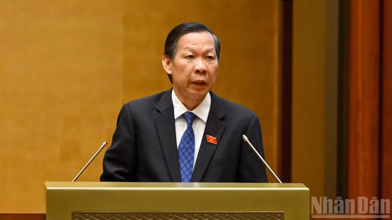 Chủ nhiệm Ủy ban Kinh tế và Tài chính Phan Văn Mãi trình bày báo cáo thẩm tra dự án Luật. (Ảnh: THỦY NGUYÊN)