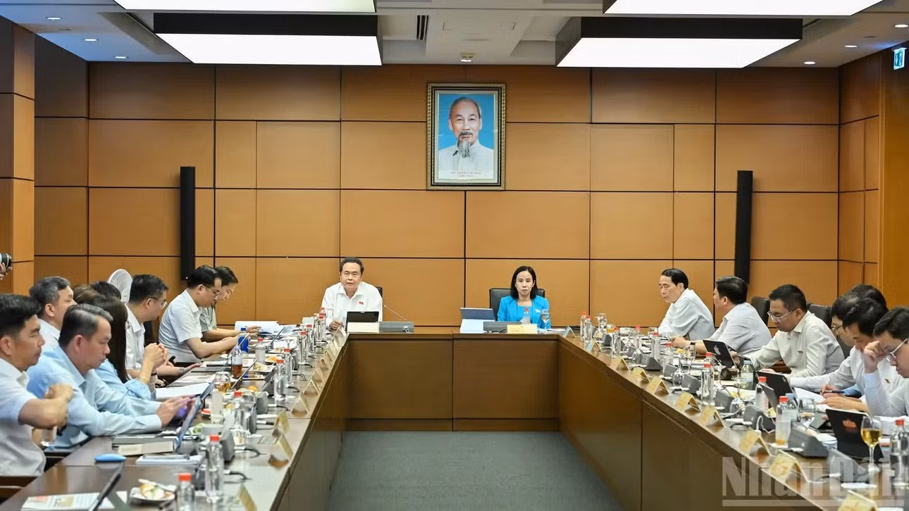 Đại biểu Quốc hội thảo luận tại tổ. (Ảnh: THỦY NGUYÊN)
