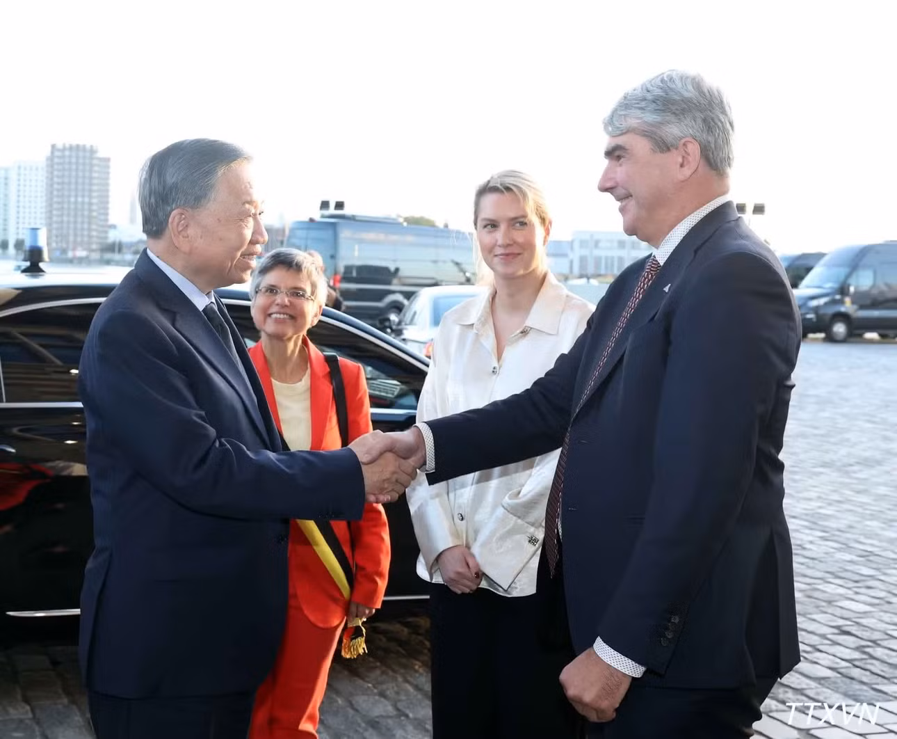 Lãnh đạo cảng Antwerp-Bruges đón Tổng Bí thư, Chủ tịch nước Tô Lâm đến thăm cảng. (Ảnh: Thống Nhất – TTXVN)