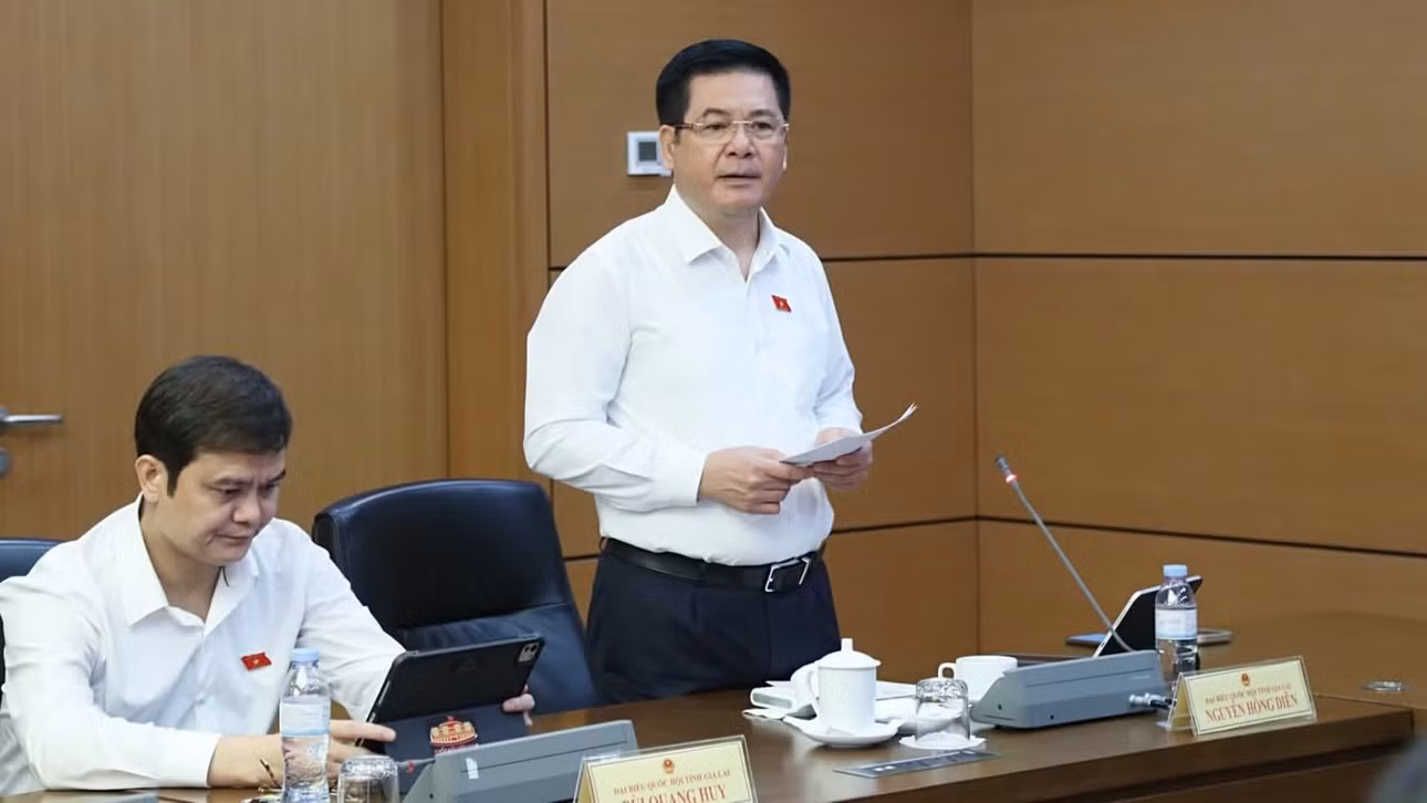 Phó Chủ tịch Quốc hội Nguyễn Hồng Diên phát biểu ý kiến trong phiên thảo luận tổ sáng 23/10. (Ảnh: AN NHIÊN)