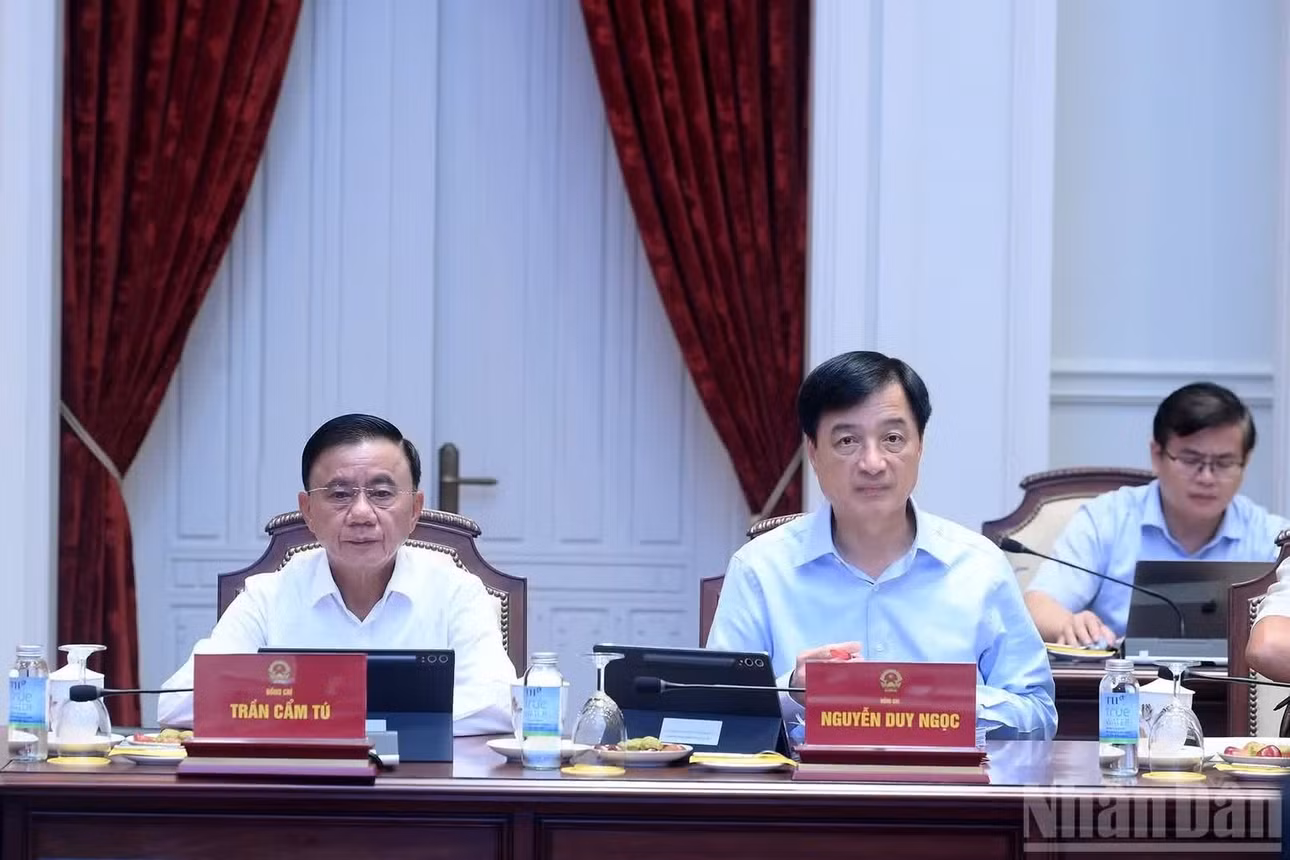Thường trực Ban Bí thư Trần Cẩm Tú và các đồng chí lãnh đạo tham dự phiên họp. (Ảnh: ĐĂNG KHOA)