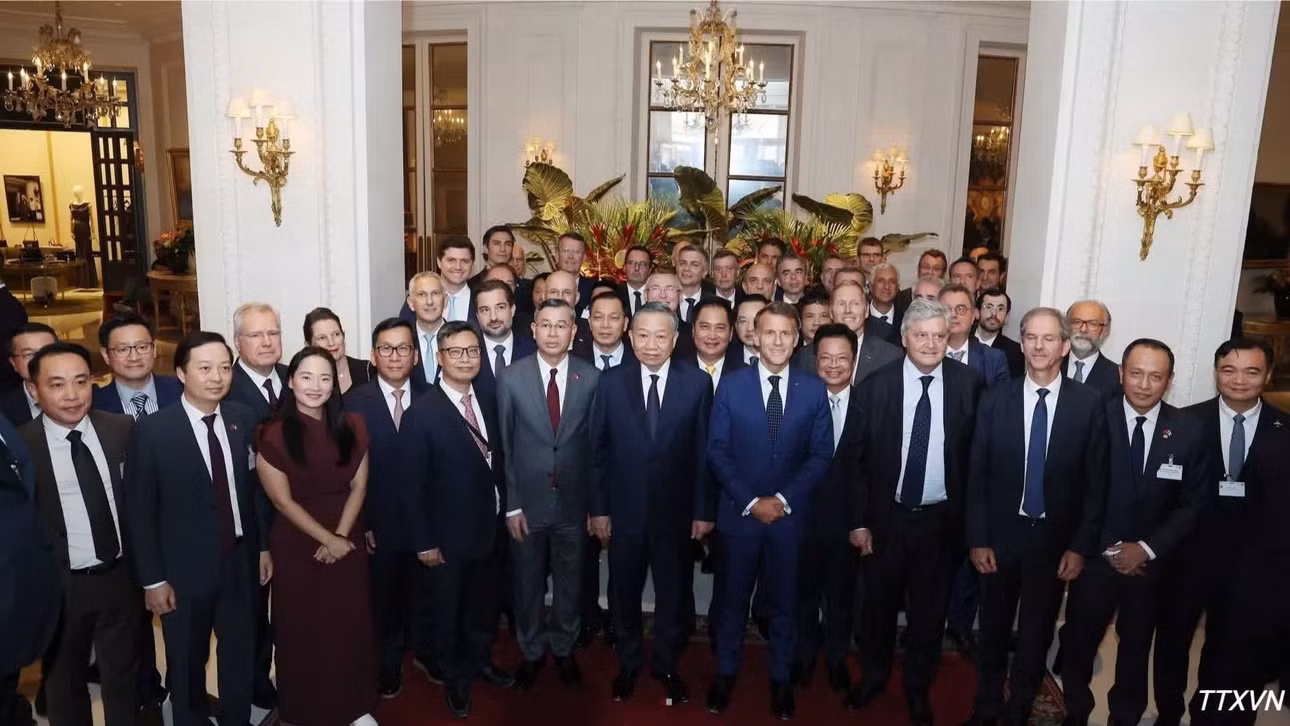 Tổng Bí thư, Chủ tịch nước Tô Lâm và Tổng thống Pháp Emmanuel Macron chụp ảnh chung với các đại biểu. (Ảnh: Thống Nhất/TTXVN)