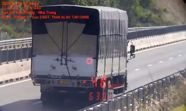 Tạm dừng xử phạt xe chạy dưới tốc độ tối thiểu trên cao tốc