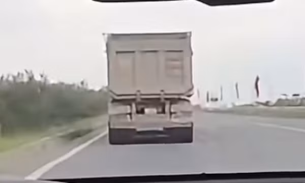 Ô tô đầu kéo bám làn trái suốt 3km, không chịu nhường đường xe ưu tiên