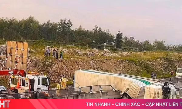 Xe tải lật chắn cao tốc Vĩnh Hảo - Phan Thiết, ùn tắc kéo dài