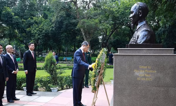 Thủ tướng Lê Minh Hưng dâng hoa tại Tượng Chủ tịch Hồ Chí Minh ở New Delhi