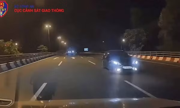 Xử phạt tài xế ô tô đi ngược chiều trên Đại lộ Thăng Long