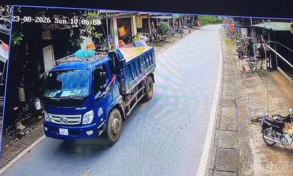 Lào Cai: Công an xã Bảo Ái xử phạt lái xe tải chở vật liệu không che chắn qua camera AI