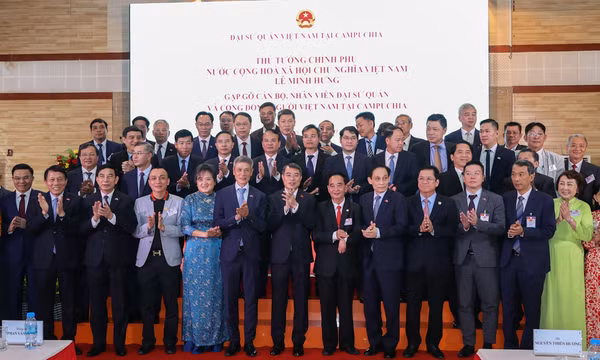 Thủ tướng Lê Minh Hưng gặp cộng đồng và các cơ quan đại diện Việt Nam tại Campuchia