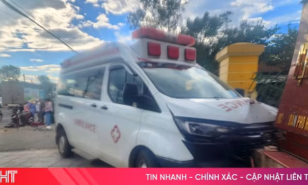 Hà Tĩnh: Xe cứu thương va chạm xe máy, 1 phụ nữ bị thương nặng