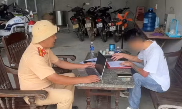 Xử lý tài xế lái ô tô vượt ẩu suýt gây tai nạn trên đường phố Thanh Hoá