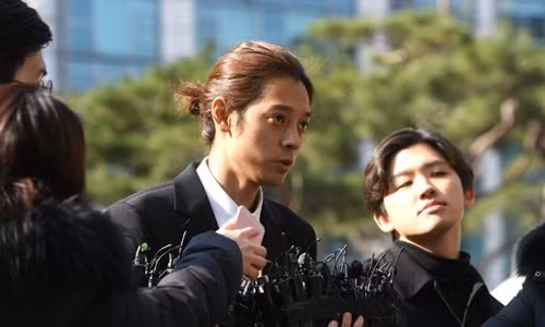 Ca sĩ Jung Joon-young (buộc tóc)&nbsp;đến sở cảnh sát ở Seoul ngày 14/3. Ảnh: AFP.