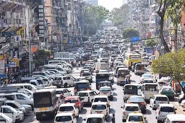 Đường phố Yangon vào giờ cao điểm. Ảnh: Mediacorp