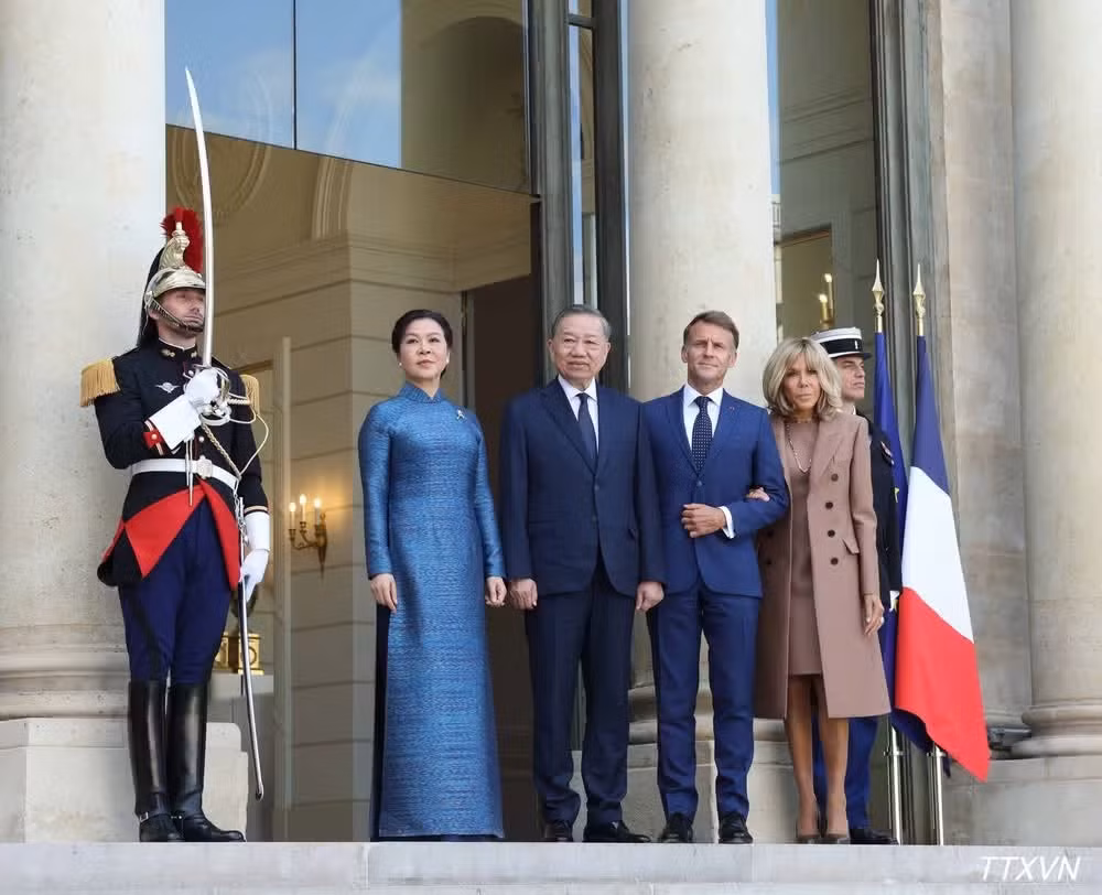 Tổng thống Pháp Emmanuel Macron và Phu nhân đón Tổng Bí thư, Chủ tịch nước Tô Lâm và Phu nhân. (Ảnh: TTXVN)
